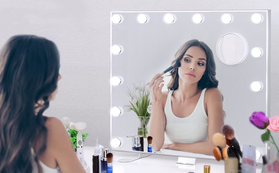How to Choose the Best Makeup Mirror